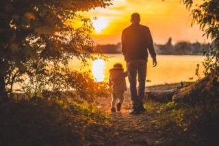 father-and-child-walking-at-sunset_800